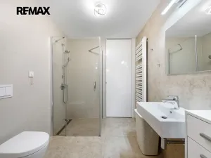 Pronájem bytu 1+kk, Praha - Smíchov, Kobrova, 43 m2