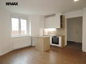 Pronájem bytu 2+kk, Praha - Smíchov, U Malvazinky, 38 m2