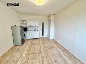 Pronájem bytu 1+kk, Praha - Kobylisy, Kyselova, 26 m2