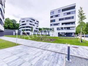 Pronájem bytu 1+kk, Praha - Karlín, U Sluncové, 33 m2