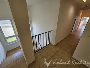 Pronájem kanceláře, Praha - Hloubětín, Nademlejnská, 136 m2