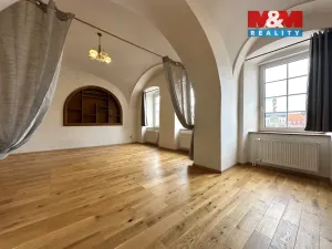 Pronájem atypického bytu, Kadaň, Mírové náměstí, 78 m2