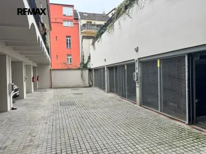 Prodej garážového stání, Praha - Smíchov, Holečkova, 13 m2
