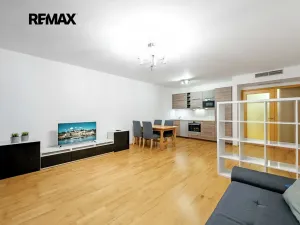 Pronájem bytu 1+kk, Praha - Žižkov, Ke kapslovně, 53 m2