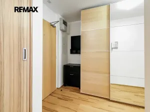 Pronájem bytu 1+kk, Praha - Žižkov, Ke kapslovně, 53 m2