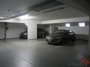 Pronájem garážového stání, Zlín, Zelinova, 14 m2