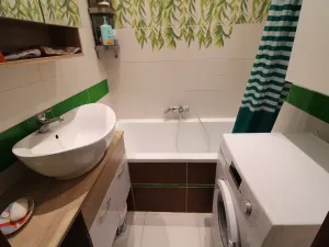 Prodej bytu 3+1, Karlovy Vary, Krymská, 68 m2