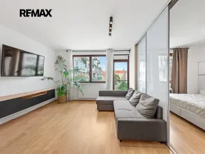 Prodej bytu 2+kk, Praha - Holešovice, Osadní, 54 m2