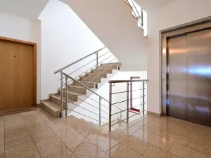 Pronájem garážového stání, Praha - Vinohrady, Voroněžská, 10 m2