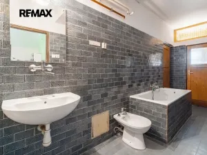 Prodej vícegeneračního domu, Praha - Pitkovice, Žampiónová, 200 m2