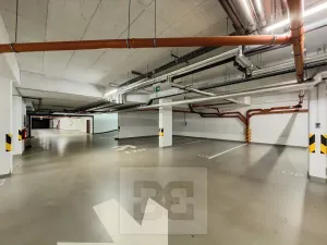 Pronájem garážového stání, Praha - Střešovice, Cukrovarnická, 12 m2