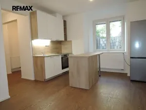 Pronájem bytu 2+kk, Praha - Smíchov, U Malvazinky, 38 m2