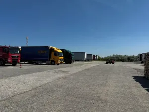 Pronájem komerčního pozemku, Holubice, 700 m2