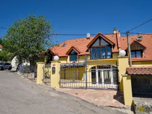 Prodej rodinného domu, Černolice, Ke dvoru, 375 m2
