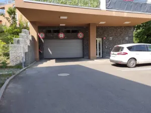 Prodej garážového stání, Praha, V jehličí, 12 m2