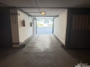 Pronájem garážového stání, Praha - Podolí, Kubištova, 17 m2