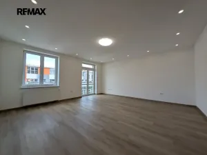 Pronájem bytu 1+kk, Praha - Vršovice, Na louži, 55 m2