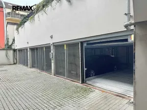 Pronájem garážového stání, Praha - Smíchov, Holečkova, 13 m2