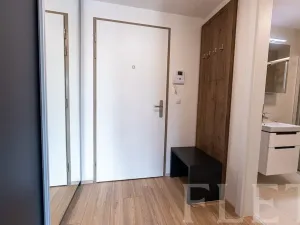 Pronájem bytu 1+kk, Praha - Holešovice, V háji, 34 m2