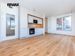 Pronájem bytu 1+kk, Praha - Radlice, U Komína, 37 m2