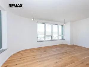 Pronájem bytu 1+kk, Praha - Radlice, U Komína, 37 m2