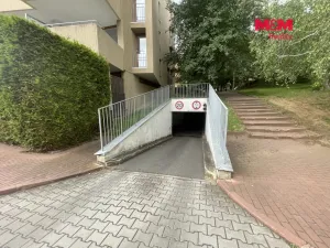 Pronájem garážového stání, Praha - Troja, K Haltýři, 13 m2