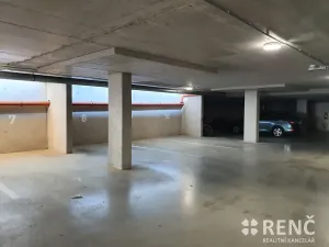 Pronájem garážového stání, Brno, Košinova, 15 m2