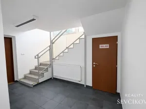 Pronájem obchodního prostoru, Hradec Králové, Vlčkovická, 700 m2