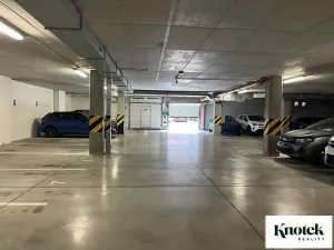 Pronájem garážového stání, Brno, Sedláčkova, 12 m2