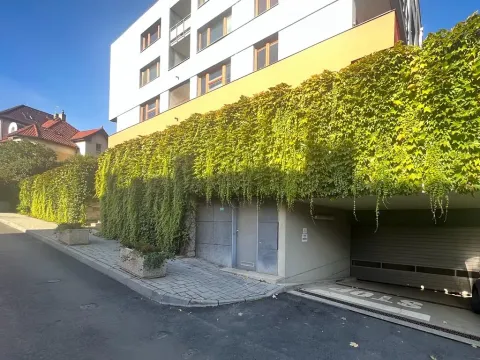 Pronájem garážového stání, Praha - Smíchov, Ke Klimentce, 15 m2