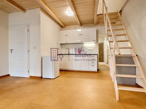 Pronájem atypického bytu, Jindřichův Hradec, nám. Míru, 50 m2