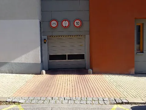 Pronájem garážového stání, Praha - Žižkov, Jeseniova, 14 m2