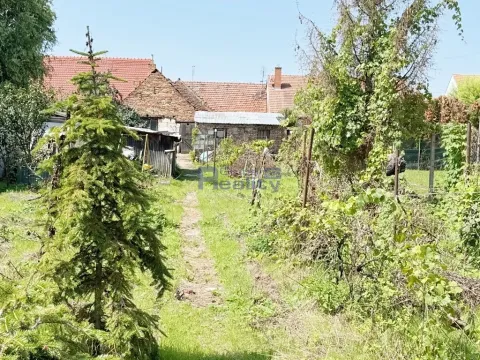Prodej podílu pozemku pro bydlení, Pouzdřany, Hlavní, 902 m2