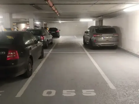 Pronájem garážového stání, Praha - Smíchov, Tomkova, 12 m2