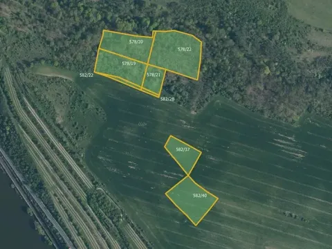 Prodej podílu pole, Mělník, 17610 m2