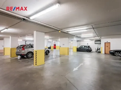 Pronájem garážového stání, Praha - Žižkov, Husitská, 13 m2