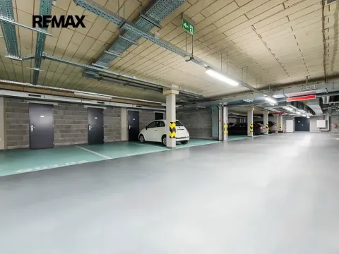 Pronájem garážového stání, Praha - Smíchov, Kobrova, 15 m2