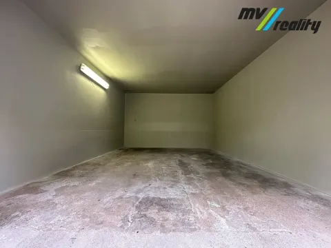 Pronájem garáže, Milovice, V Konírnách, 22 m2
