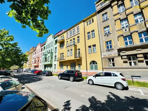 Pronájem bytu 2+1, Pardubice, náměstí Čs. legií, 70 m2